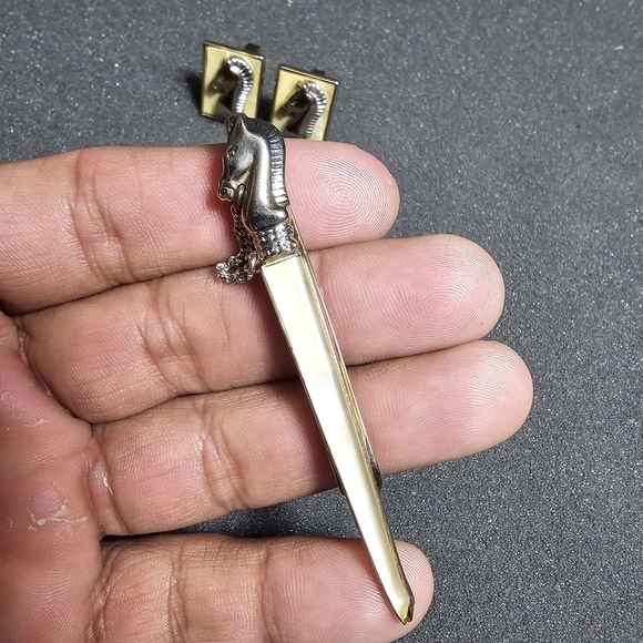Vintage Swank Horse Head Mother Of Pearl Gold Tone Cufflink Set And Tie Bar show - Picture 3 of 5